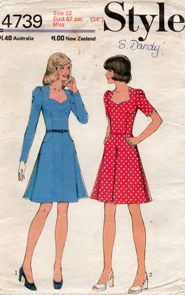 Style 4739 Womens Sweetheart Neck Dress with Trim Pockets 1970s Vint