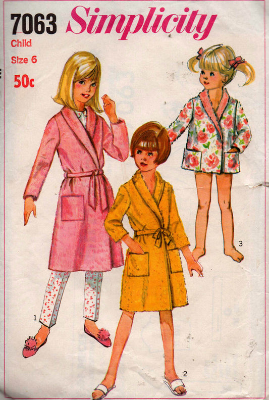 Patrón de costura vintage de los años 60 Simplicity 7063 para bata o pareo para niñas en 3 largos, talla 6