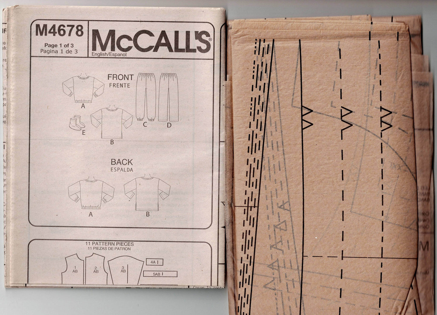 Patrón de costura sin cortar doblado de fábrica para pijamas y calcetines de McCall's 4678 para hombres y niños agotados